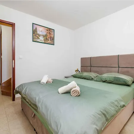 In 43070 * 茨里克韦尼察